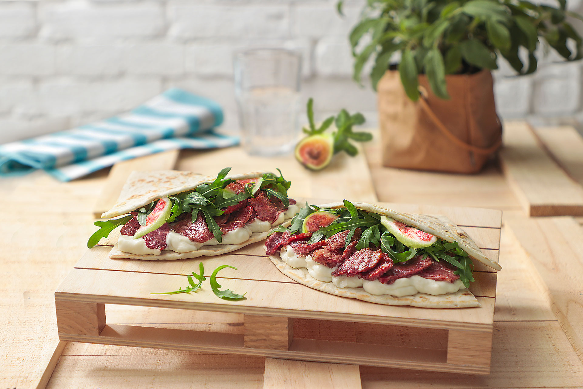 Piadina con rucola, squacquerone, carne in gelatina e fichi