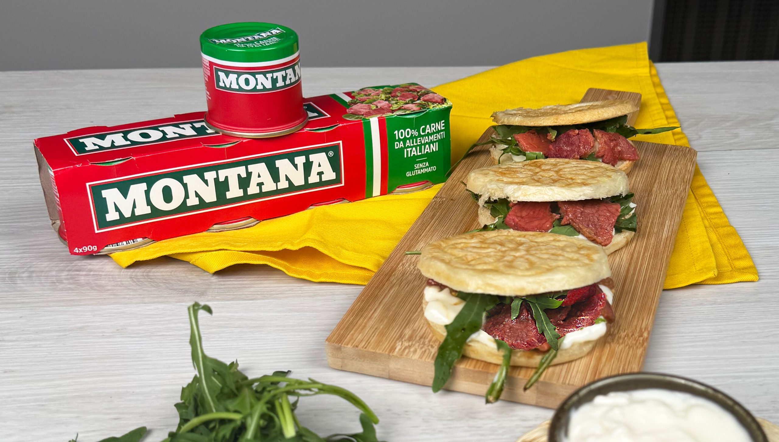 Tigella con carne Montana, germogli, rucola acidula e squacquerone