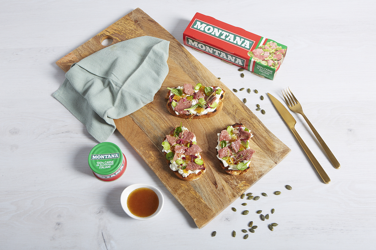 Bruschetta con crema di caprino, composta di fichi, erbette croccanti e carne montana