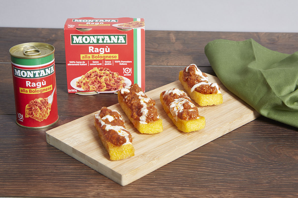 Crostino di polenta con ragù e salsa al Parmigiano