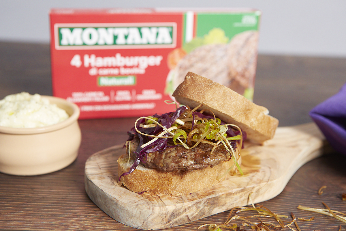 Hamburger piastrato con purea di patate, riduzione di vino rosso e porro croccante