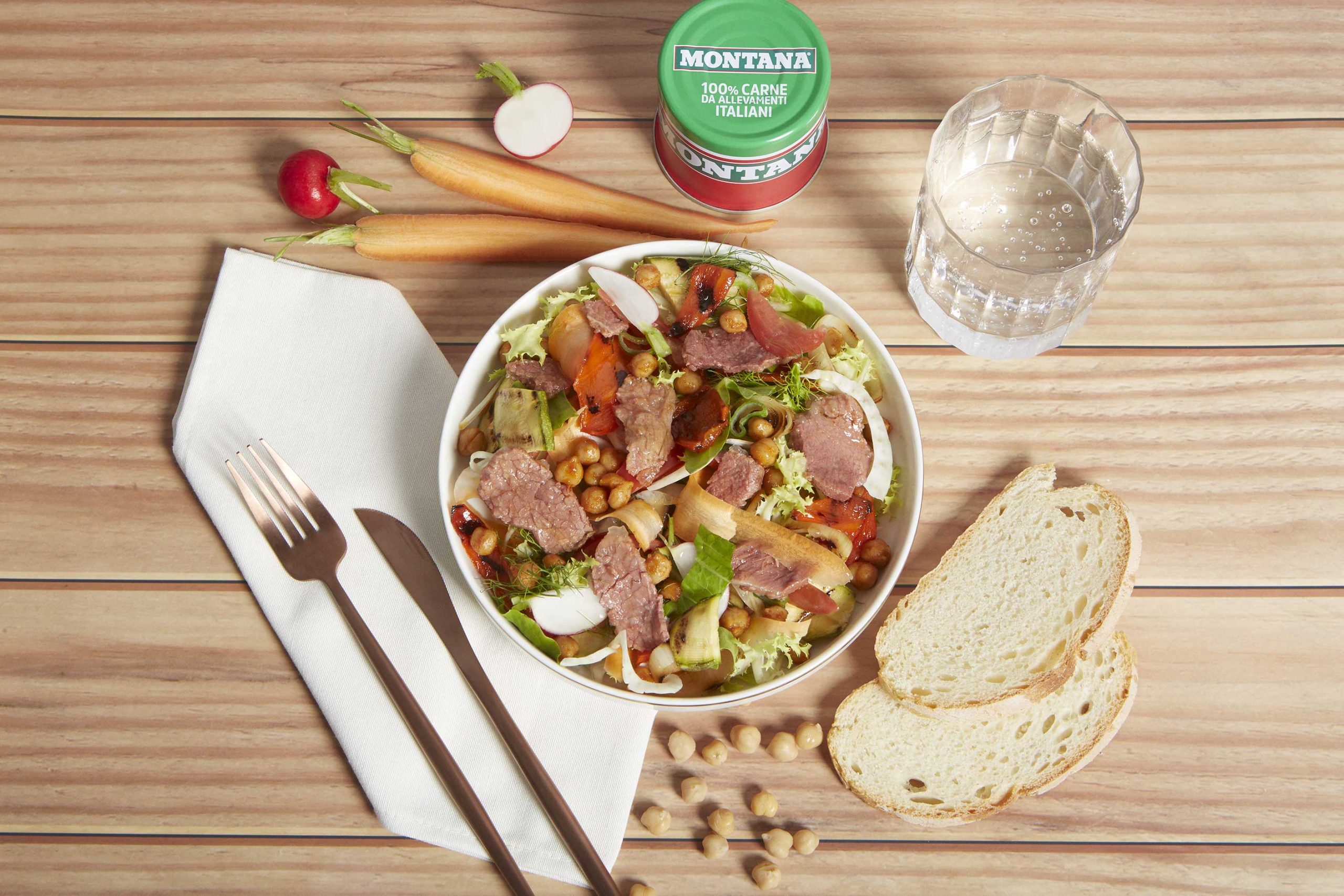 Insalata cotta e cruda con ceci alla paprika, salsa yogurt e carne in scatola