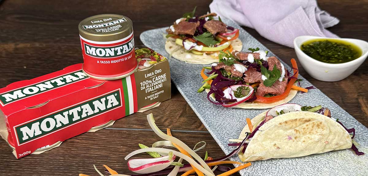 Tortilla con cavolo viola marinato, carne Montana, salsa verde e verdure croccanti